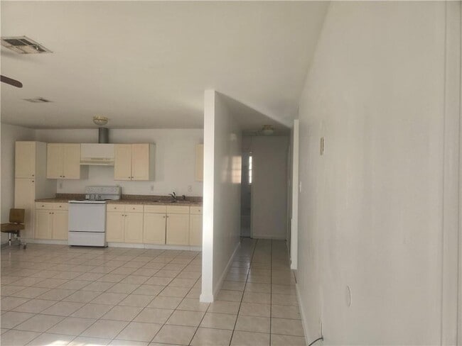 Building Photo - 901 W Genie St