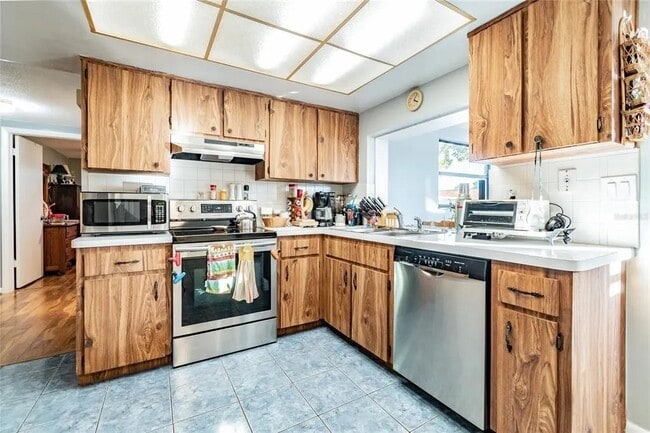 Kitchen - 7838 Foxwood Dr