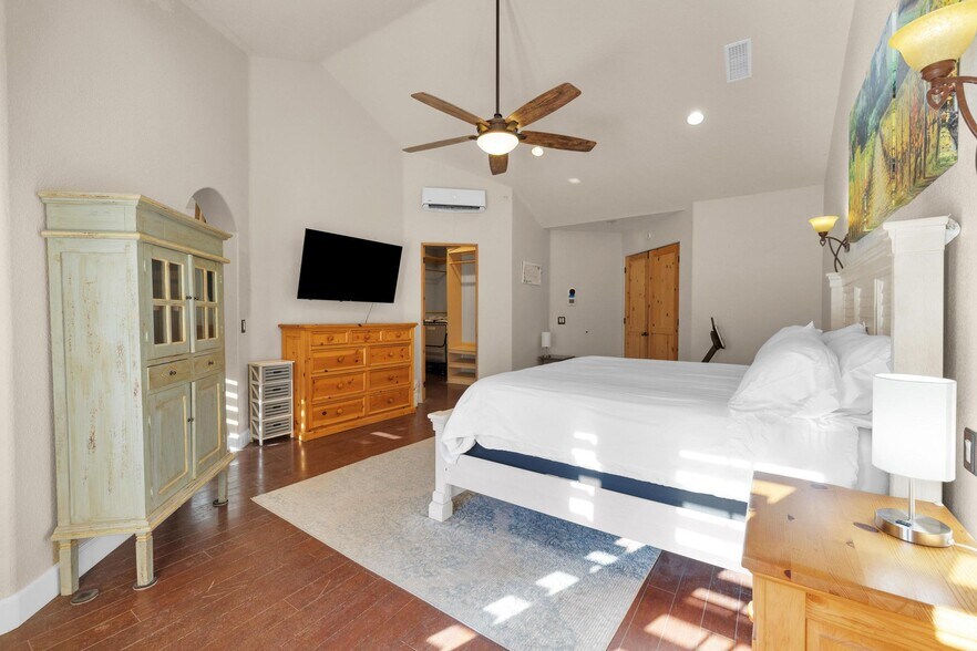 Primary Bedroom - 27495 Linnel Ln