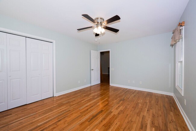 Building Photo - 237 Riverbend Rd