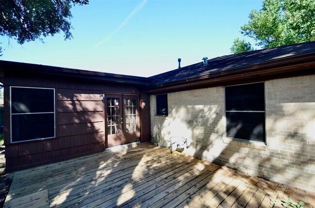 Building Photo - 6229 Tanager St