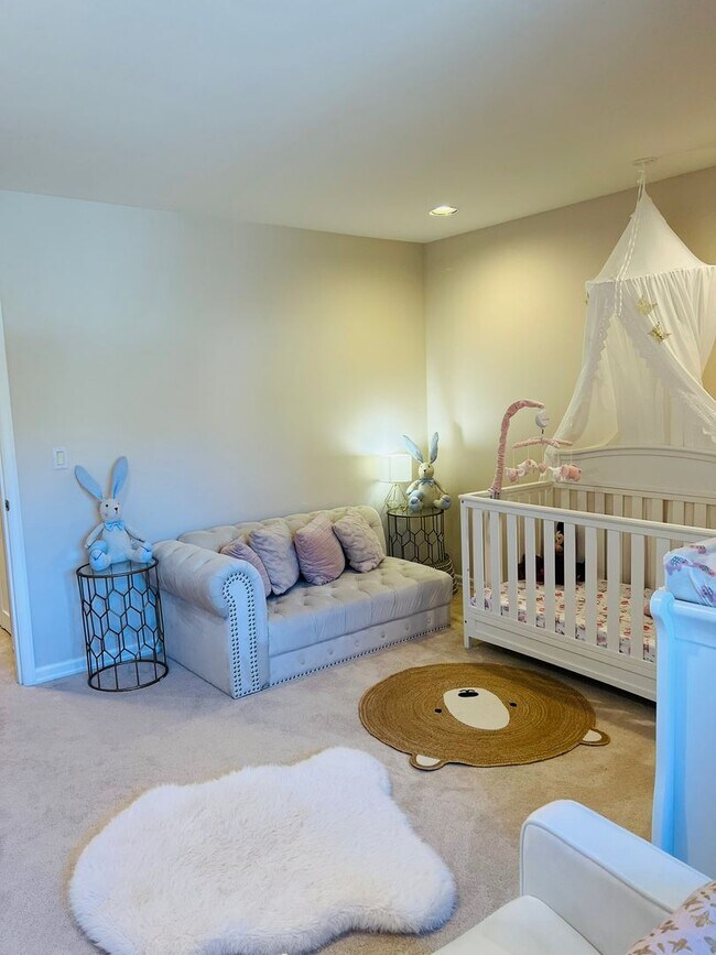 Building Photo - Beautiful and Spacious 3BD + Den