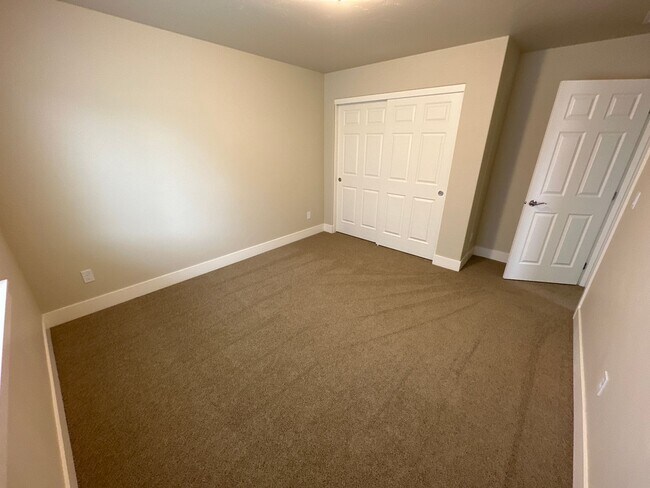 Building Photo - Newer SE Bend House w/A/C, 3 Bdrms, 2.5 Baths, 2160 Sq Ft, EVO OUTLET, Access to Pool, Dbl Garage