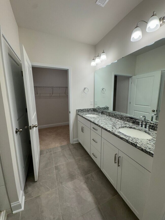 Building Photo - Beautiful Four Bedroom Townhouse in Sherri...