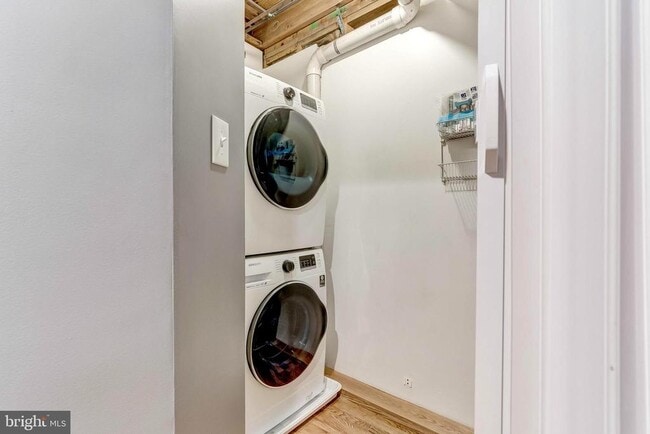 Building Photo - 1049 S Charles St