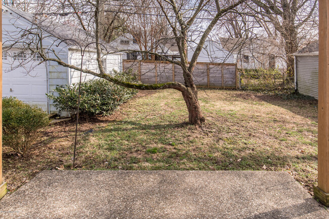 Building Photo - 4016 Hillsboro Rd
