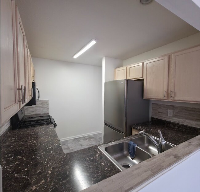 Building Photo - Single Family Home 2 beds 1  Full bath and 1 Half bath Available Now!