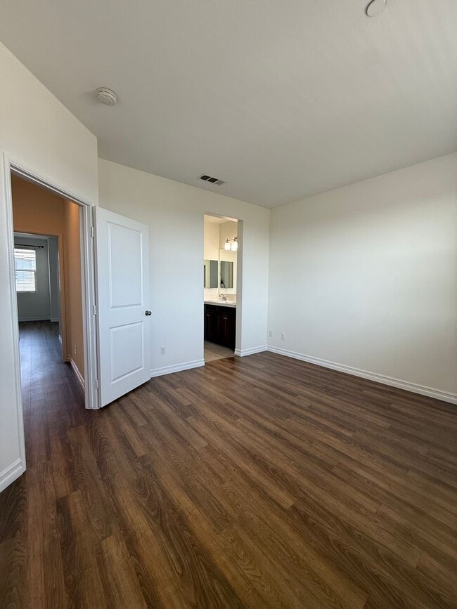Building Photo - 2 Bedroom, 2.5 Bath Tri-level townhouse in Signal Hill