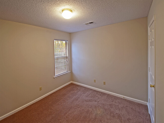 Building Photo - 3 bed, 2 bath near Macon and Houston Levee