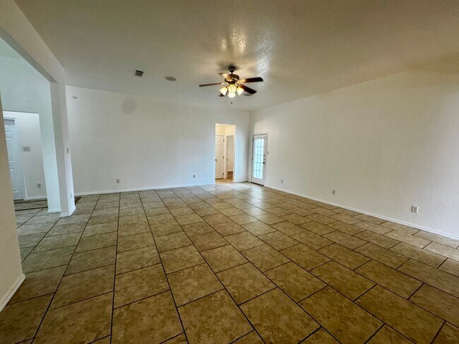 Building Photo - Spacious 4 Bedroom 2 Bath