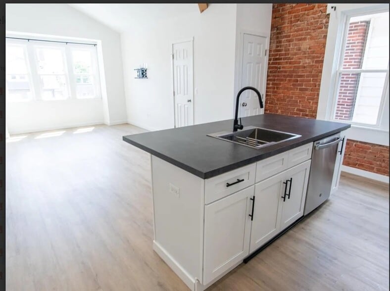 Kitchen island - 1915 W Livingston St