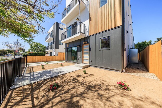 Building Photo - 2847 S Victoria Ave