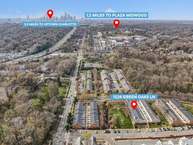 Building Photo - Charming Townhome in Sought-After Williams...