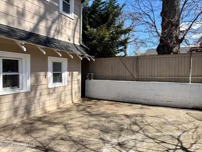 Building Photo - 1102 Drummond Ave