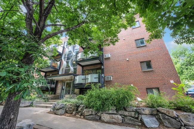 Building Photo - Charming 2BR Condo in Denver