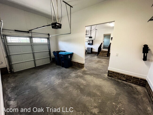 Building Photo - 4 br, 3.5 bath House - 7920 Northwest Mead...