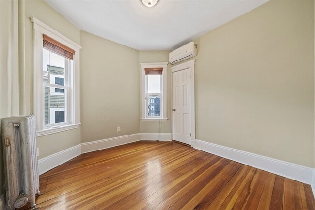 Building Photo - 89 Train St