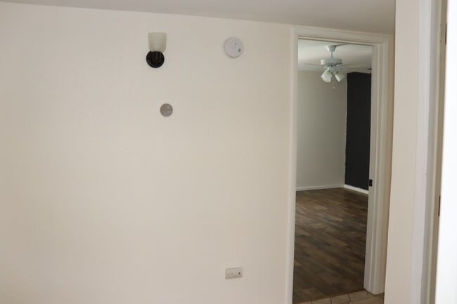 Building Photo - 5 Bedroom, 2 Bathroom