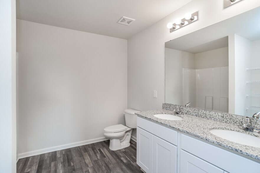 Building Photo - 4047 Lake Russell Dr