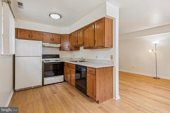 Building Photo - 223 Parker Ave