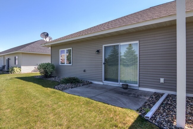 Building Photo - 2 Bedroom Town Home