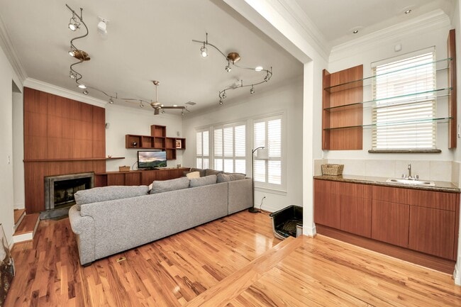 Building Photo - 825 Rosine St