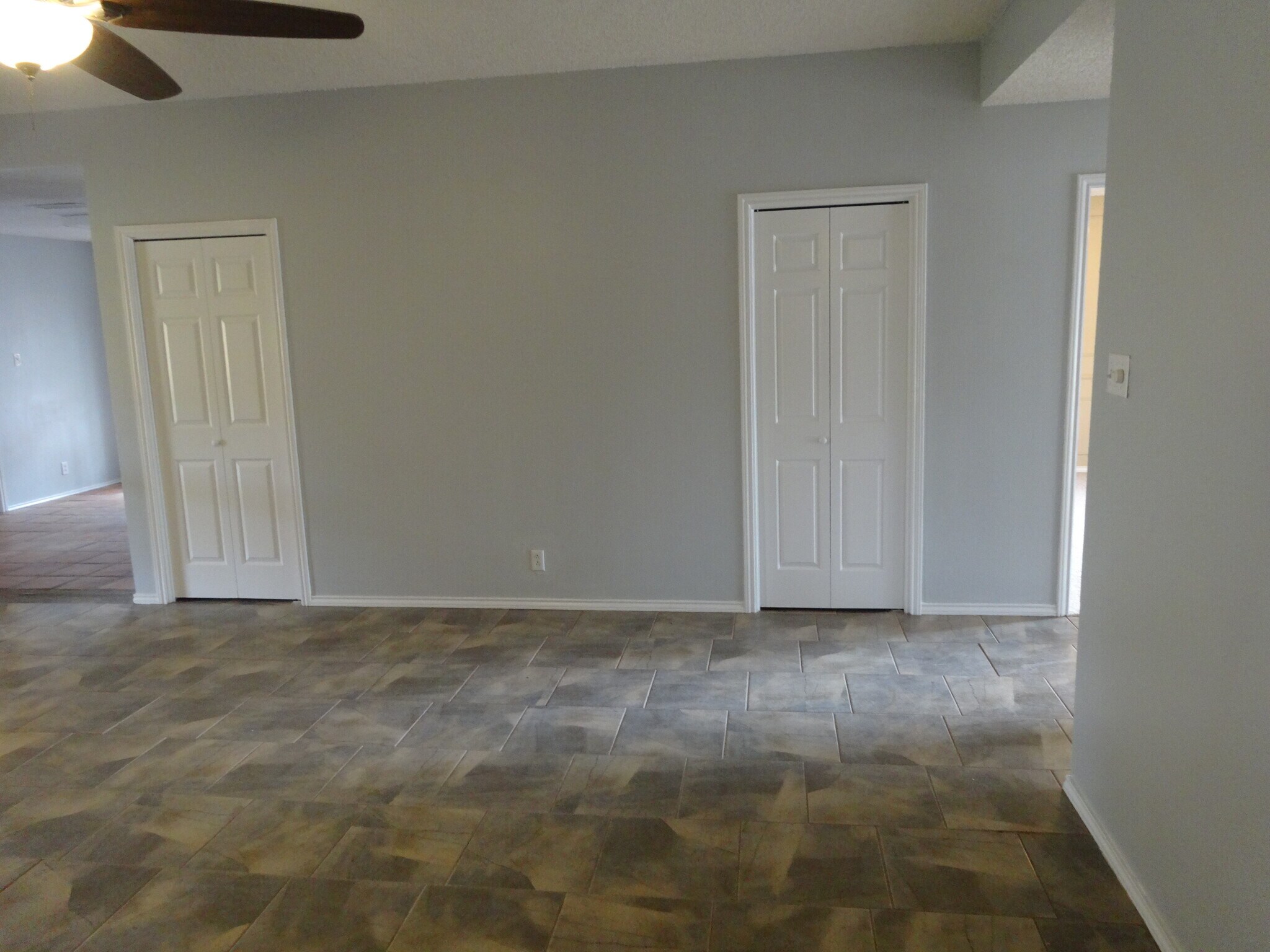 Living Room- wet bar to the left and coat closet on the right - 4406 Parkhurst Dr