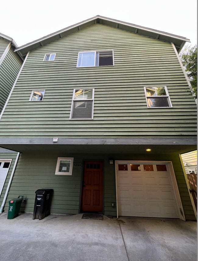 Building Photo - Large 3 bed/3.5 bath Greenwood Townhouse!!!