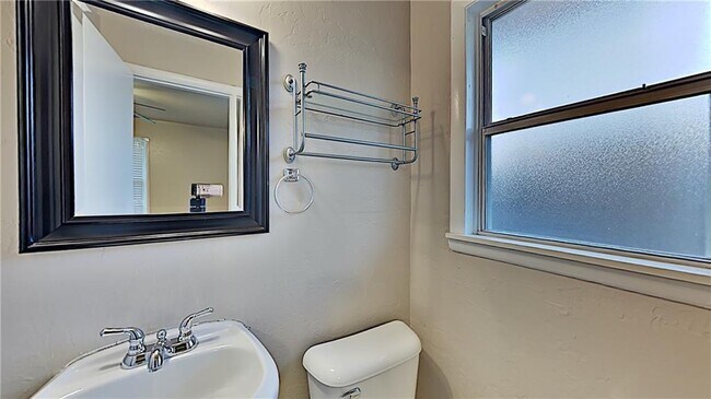 Building Photo - 2640 Manchester Dr