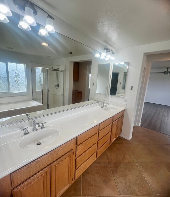 Building Photo - Stunning 4br + Den located on a view lot i...