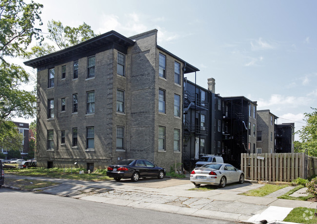 Building Photo - Wayne & Stanfield Apartments