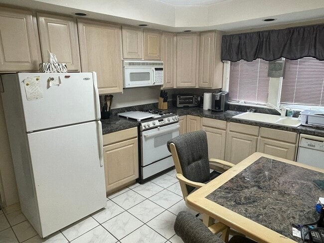 Building Photo - 136 Russell St