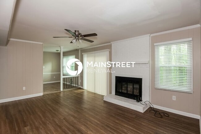 Building Photo - 4 Bedroom Pet-Friendly Home in Charlotte, NC with Main Street Renewal