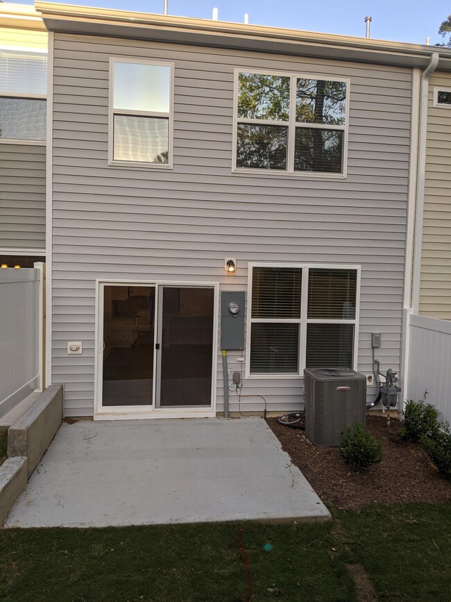 Building Photo - 305 Lionel St