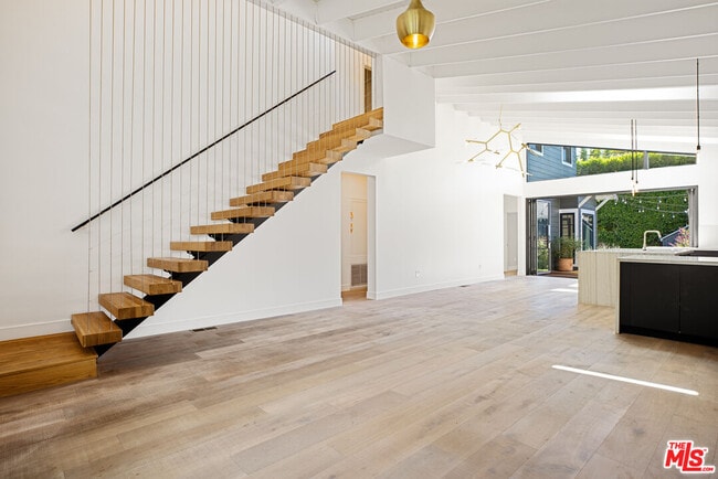 Building Photo - 1203 N Poinsettia Pl