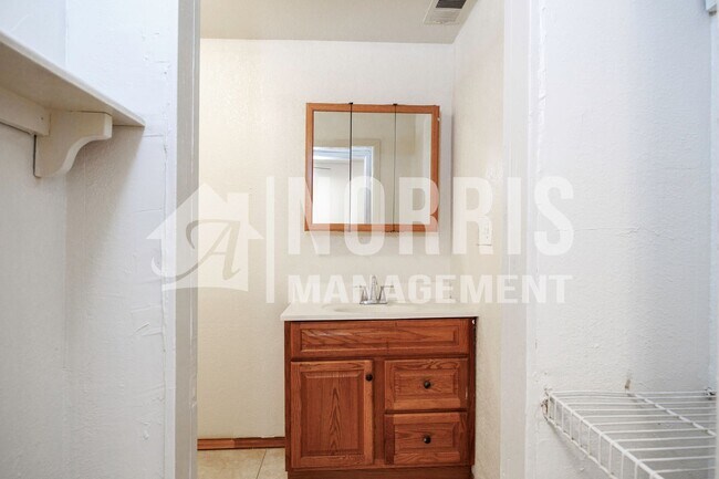 Building Photo - NO HOA Home in a Great Location