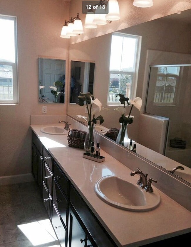 Building Photo - Beautiful 3 Bedroom, 3.5 Bathroom 2,350 Sq...