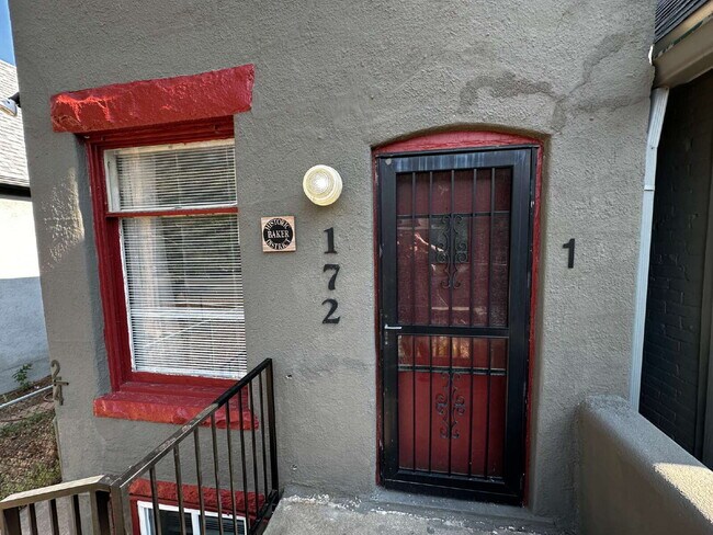 Building Photo - "Charming 1-Bedroom Retreat in Denver's Heart - Perfect Blend of Comfort & Convenience!