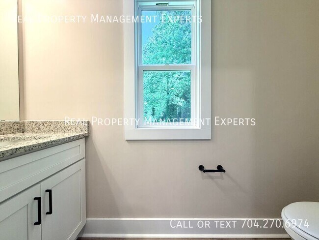 Building Photo - 412 N Scruggs St