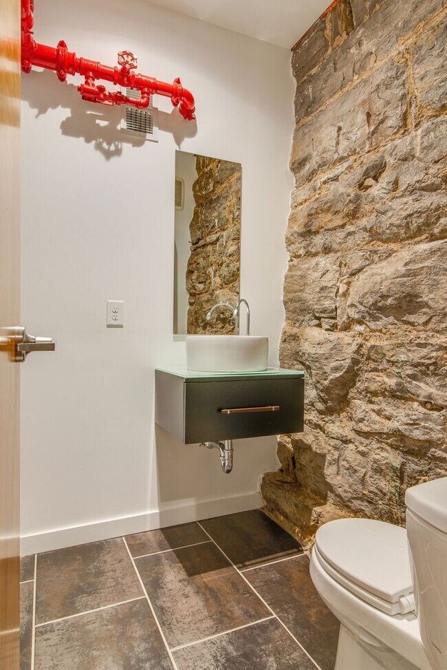 Building Photo - Expansive Historic Loft in the Heart of Germantown
