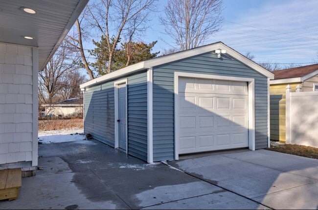 Building Photo - 2118-2118 Avalon Cir