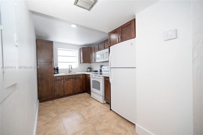 Building Photo - 500 NE 26th St