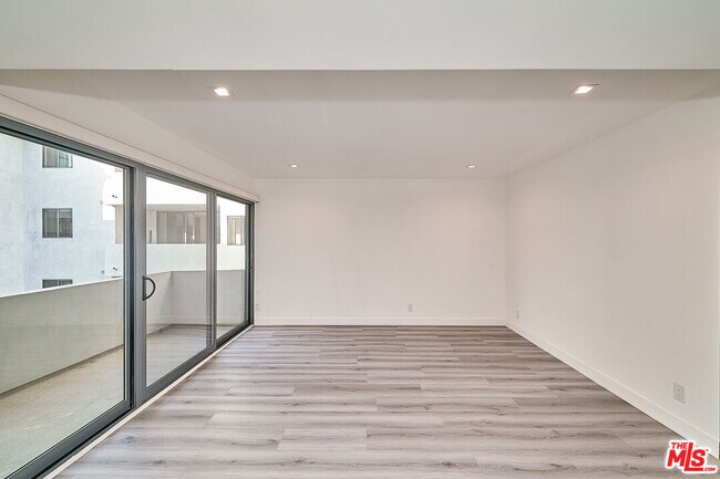 Building Photo - 137 S Maple Dr