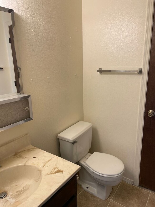 Building Photo - Move in ready!