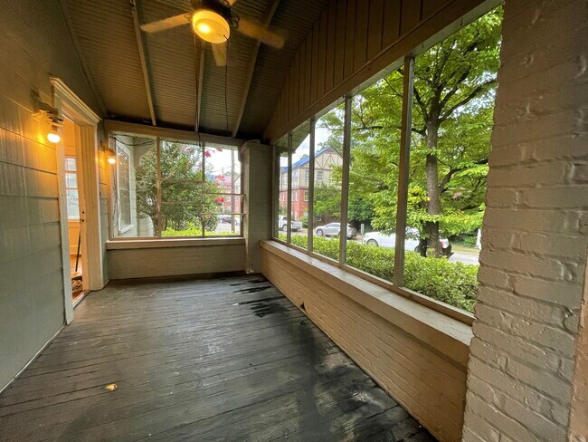 Screened in porch - 908 Oxmoor Rd