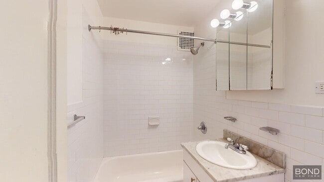 Building Photo - 104 E 81st St