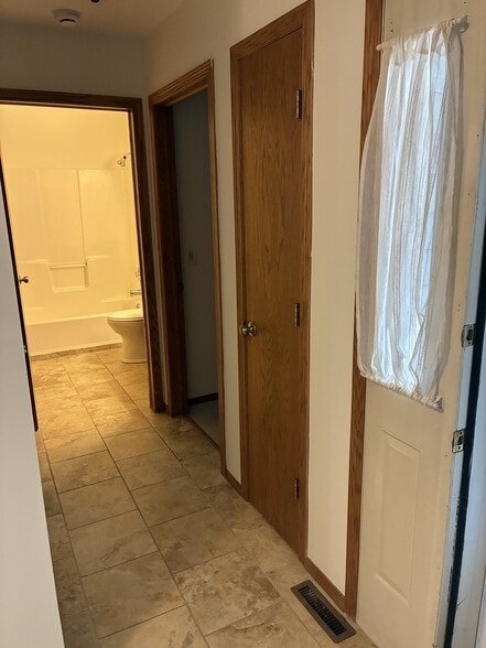 Building Photo - 925 Sky Ridge Dr