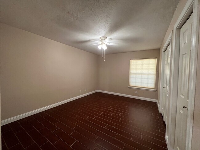 Building Photo - 5550 N Braeswood Blvd