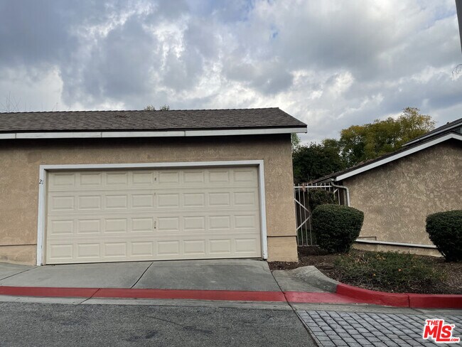 Building Photo - 2410 N Towne Ave