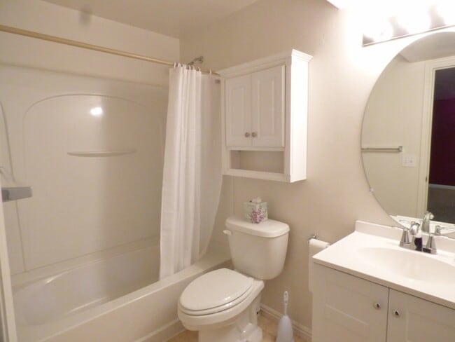 Building Photo - 3 Bd 3.5 Bath Model Like Townhome in Riverton